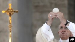 Le pape François au cours d’une célébration eucharistique à la basilique Sainte Marie Majeure à Rome, 18 juin 2017.