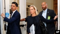 La secretaria de Seguridad Nacional de EE.UU. Kirstjen Nielsen (centro), llega para una reunión a puertas cerradas con el Caucus Hispano del Congreso, el miércoles 25 de julio de 2018, en el Capitolio, en Washington. (AP Photo / Jacquelyn Martin).