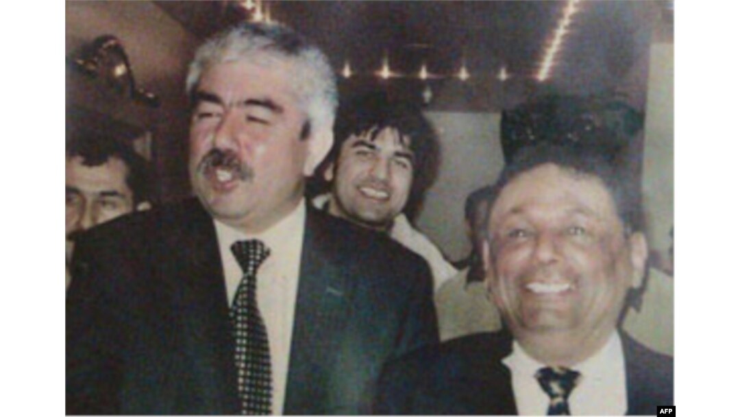 Muhammad Sodiq Afg'onistonda o'zbeklar sardori, general Abdulrashid Do'stum bilan. Suratning qachon olingani noma'lum.