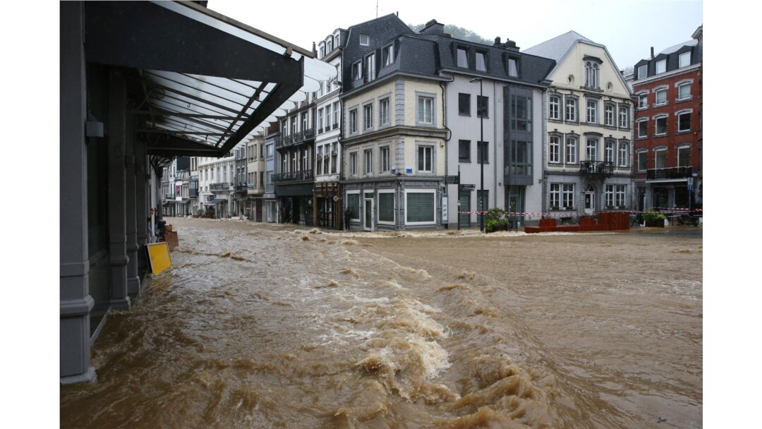 Sebuah gambar yang diambil pada 14 Juli 2021 menunjukkan pemandangan jalan yang terendam banjir di Spa, saat kondisi cuaca buruk membanjiri pusat kota. (Foto: AFP/François Walschaerts)