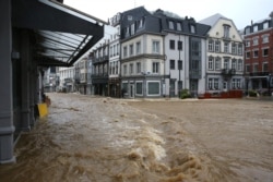 Sebuah gambar yang diambil pada 14 Juli 2021 menunjukkan pemandangan jalan yang terendam banjir di Spa, saat kondisi cuaca buruk membanjiri pusat kota. (Foto: AFP/François Walschaerts)