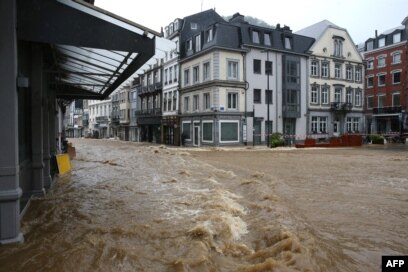 Sebuah gambar yang diambil pada 14 Juli 2021 menunjukkan pemandangan jalan yang terendam banjir di Spa, saat kondisi cuaca buruk membanjiri pusat kota. (Foto: AFP/François Walschaerts)