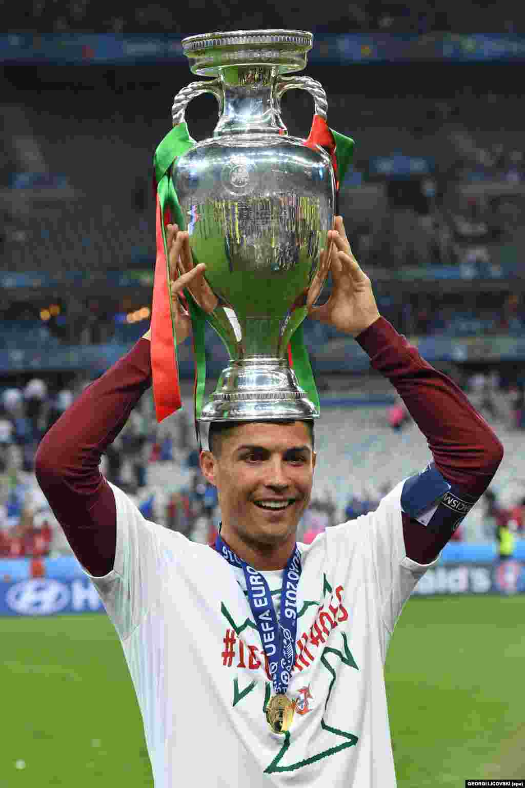 Cristiano Ronaldo com a taça de campeão da Europa, após vitória sobre a França. UEFA EURO 2016