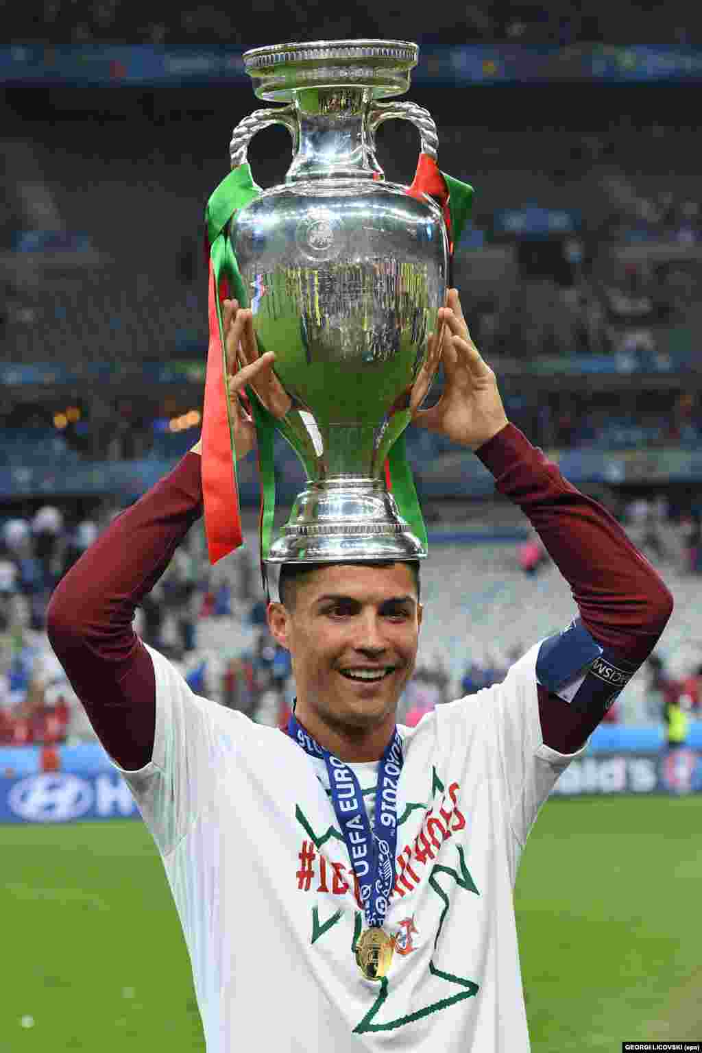 Cristiano Ronaldo com a taça de campeão da Europa, após vitória sobre a França. UEFA EURO 2016