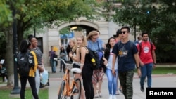 Estudiantes caminan en el campus de la Universidad de Michigan en Ann Arbor, Michigan, el 19 de septiembre del 2018