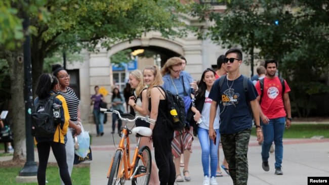 Estudiantes caminan en el campus de la Universidad de Michigan en Ann Arbor, Michigan, el 19 de septiembre del 2018