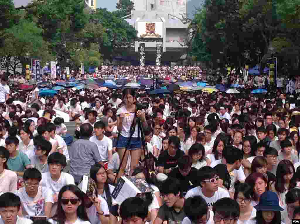 Ribuan mahasiswa memboikot kuliah sebagai protes atas keputusan Beijing untuk membatasi reformasi pemilu di Hong Kong (22/9). (VOA/Hai Yan) 