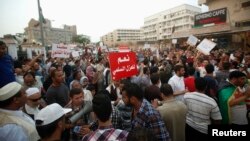 지난 3일 리비아 수도 트리폴리에서 무장세력들이 정부 청사 2곳을 점거한 가운데, 친정부 시위대가 항의하고 있다.