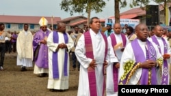 Des prêtres catholiques lors d'une conférence de la jeunesse, 18 mars 2016