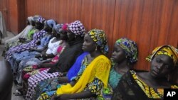 Une vue de quelques femmes et jeunes filles qui se sont échappées du camp de Boko Haram