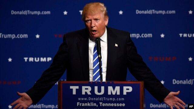 Donald Trump ha cambiado de postura con respecto al control de armas aunque ahora respalda la visión de la Asociación Nacional de Rifles, alguna vez estuvo a favor de la prohibición de los fusiles de asalto y mayor periodo de espera en la compra de armas.