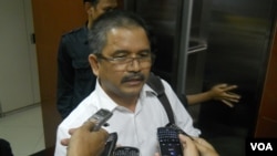 Direktur Utama TVRI Farhat Syukri usai menjalani pemeriksaan di kantor Komisi Penyiaran Indonesia. (VOA/Andylala Waluyo)