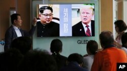 Accrochés aux nouvelles, les populations suivent les moindres développements du sommet à venir entre Donald Trump et Kim Jong Un Ecran géant à la gare de Séoul, en Corée du Sud, le 5 juin 2018. (Photo AP / Ahn Young-joon)