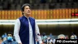 资料照片：巴基斯坦总理伊姆兰·汗在议会发表讲话。（2020年6月25日）