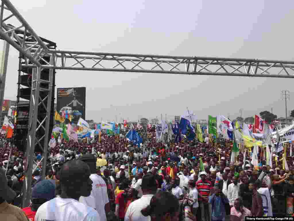 Des milliers de Congolais massés à Kinshasa pour écouter l'opposant historique en RDC. (Thierry Kambundi/Top Congo FM)