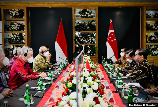 Presiden Joko Widodo dan Perdana Menteri (PM) Singapura, Lee Hsien Loong, menggelar pertemuan bilateral di Ruang Dahlia, The Sanchaya Resort Bintan, Kabupaten Bintan, Kepulauan Riau, Selasa 25 Januari 2022. (Foto: Courtesy/Biro Setpres)