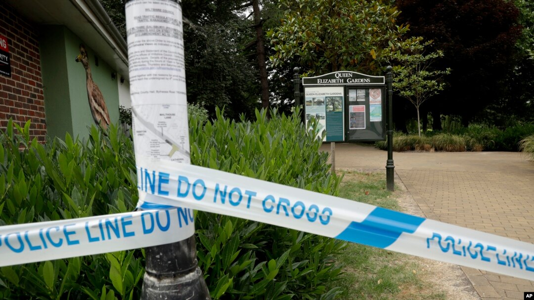 Garis batas pemeriksaan polisi dipasang di lokasi parkir Queen Elizabeth Gardens di Salisbury, Inggris, 4 Juli 2018. (Foto: dok).