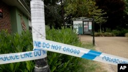 Garis batas pemeriksaan polisi dipasang di lokasi parkir Queen Elizabeth Gardens di Salisbury, Inggris, 4 Juli 2018. (Foto: dok).