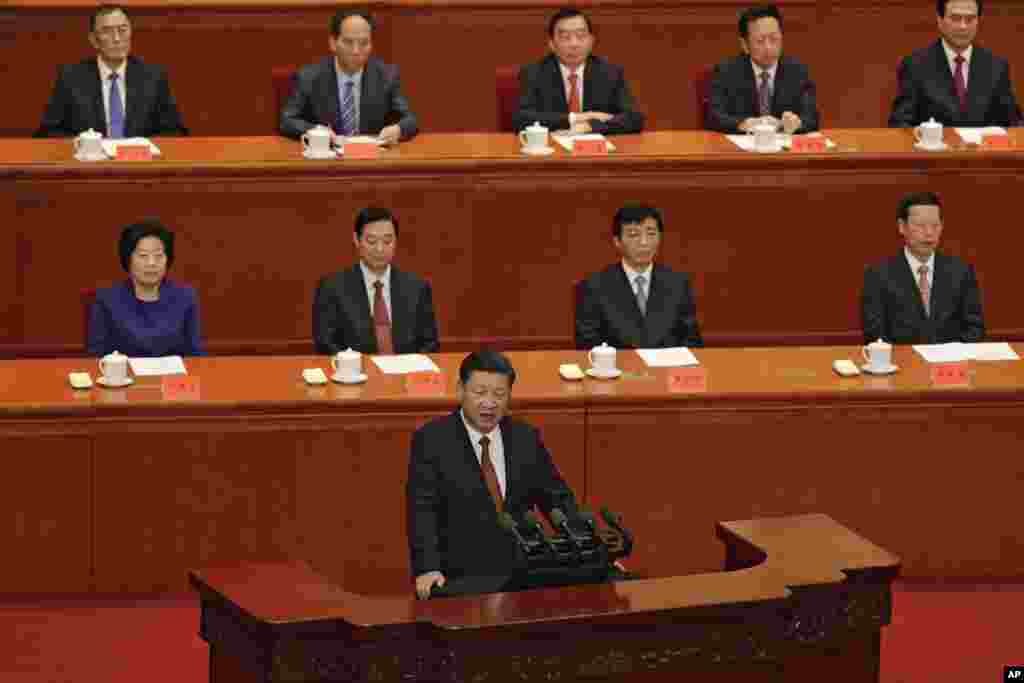 中国国家主席习近平在北京人民大会堂举行的解放军建军90周年大会上发表讲话 (2017年8月1日)。后面第一排左起：孙春兰、刘奇葆、王沪宁、张高丽。习近平在这次讲话中两次提到邓小平和毛泽东，没提前任军委主席江泽民和胡锦涛。