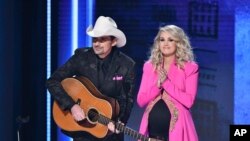 ນັກ​ຮ້ອງ Brad Paisley, ຊ້າຍ, ​ແລະ Carrie Underwood ເປັນ​ພິ​ທີ​ກອນ​ໃນ​ງານ CMA Awards ປະ​ຈຳ​ປີ ​ຄັ້ງ​ທີ 52 ທີ່​ນະ​ຄອນ Nashville, ລັດ Tenn, 14 ພິ​ຈັກ 2018.