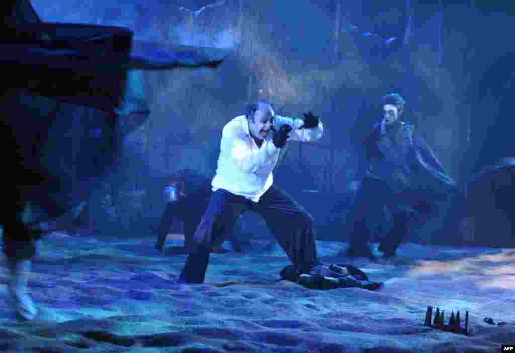 Король в костюме клоуна