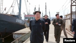 ຜູ້ນຳເກົາຫຼີເໜືອ Kim Jong Un ໃຫ້ຄຳແນະນຳ ຢູ່ພາກສະໜາມ ຢູ່ທີ່ ໂຮງງານ Sinpho Pelagic Fishery Complex ຢູ່ໃນຮູບພາບນີ້ ທີ່ເຜີຍແຜ່ໂດຍ ອົງການ​ຂ່າວສູນ​ກາງ​ຂອງທາງ​ການ​ເກົາຫລີ​ເໜືອ ຫລື KCNA ໃນພຽງຢາງ, ວັນທີ 9 ພຶດສະພາ 2015. 