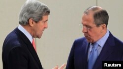 Menteri Luar Negeri AS John Kerry (kiri) dan Menteri Luar Negeri Rusia Sergei Lavrov.akan bertemu di Jenewa untuk membahas Suriah (foto: dok). 