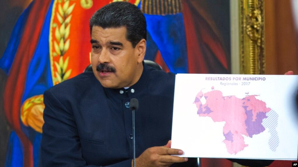 Imagen de archivo del presidente de Venezuela, Nicolás Maduro, mostrando un mapa con los resultados electorales de 2017.