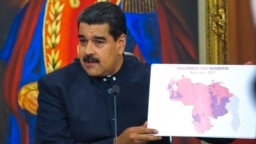 Imagen de archivo del presidente de Venezuela, Nicolás Maduro, mostrando un mapa con los resultados electorales de 2017.