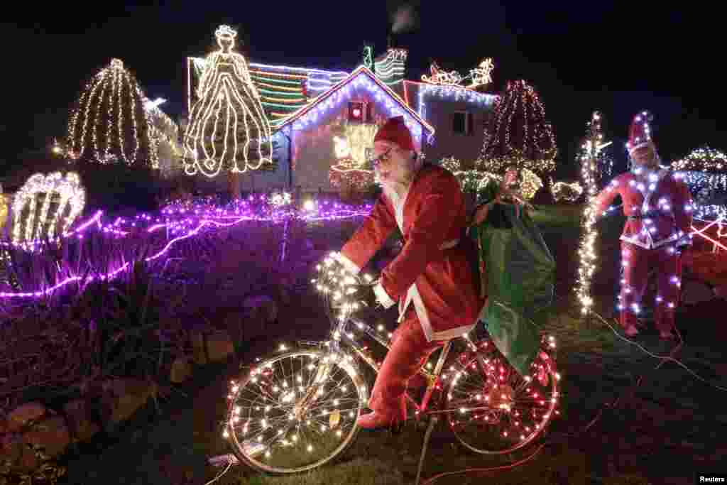 Dekorasi Natal di halaman rumah keluarga Duszenko di kota Polkowice, Polandia selatan. 