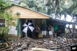 Esta vivienda quedó rodeada de escombros tras el paso del huracán Irma en Nagua, República Dominicana. Sept. 7, 2017.