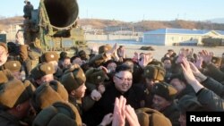 북한 김정은 국무위원장이 지난 12일 북한의 신형 중장거리 전략탄도미사일(IRBM)인 '북극성 2형' 시험발사를 현지지도했다고 조선중앙통신이 13일 보도했다. 