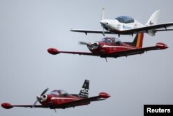 La pilote belgo-britannique Zara Rutherford, 19 ans, arrive à l'aéroport de Courtrai-Wevelgem après un tour du monde en avion léger, devenant la plus jeune femme pilote à faire le tour de la planète seule, à Wevelgem, Belgique, le 20 janvier 2022. ( REUTERS/Pascal Rossignol)