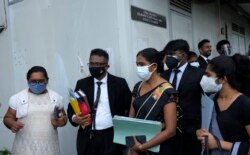 Pengacara Sri Lanka Ravindranath Dabare (kedua kiri), menunggu di luar pengadilan di Kolombo, Sri Lanka, Kamis, 16 September 2021