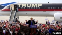 美国共和党总统参选人川普在俄亥俄州代顿国际机场发表竞选讲话。 （2016年3月12日）