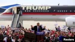 Agen-agen rahasia mengelilingi kandidat calon presiden dari Partai Republik Donald Trump di bandara internasional Dayton di Ohio (12/3). (Reuters/Aaron P. Bernstein)