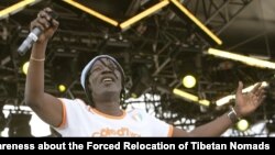 L'artiste musicien ivoirien Alpha Blondy en plein concert à Versailles, à l'ouest de Paris, le 2 juillet 2005. 