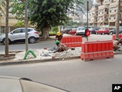 Rua de Luanda em obras, em Julho de 2011