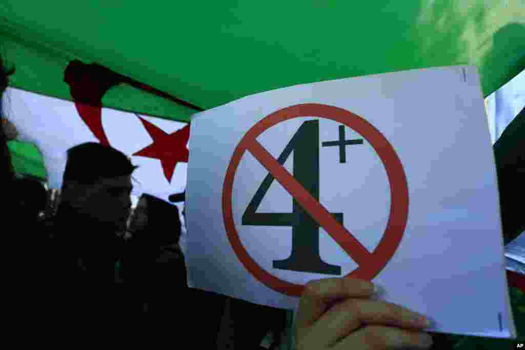 دانش آموزان دبیرستانی الجزایر در اعتراض به تصمیم عبدالعزیز بوتفلیقه، رئیس جمهوری این کشور، برای تعویق انتخابات ریاست جمهوری، تظاهرات کردند. عدد چهار اشاره به نامزدی او برای چهارمین بار است. بوتفلیقه اعلام کرد دوباره نامزد نمی شود اما معترضان انتقادات دیگری دارند. 