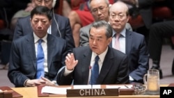 왕이 중국 외교부장이 지난 4월 미국 뉴욕 유엔 본부에서 열린 안보리 회의에서 발언하고 있다. (자료사진)