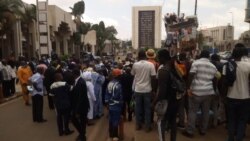 Les militants de l’opposition hors de l’hôtel devant accueillir la séance de restitution des propositions sur la réforme du système électoral à Yaoundé, le 24 novembre 2021. (VOA/Emmanuel Jules Ntap)