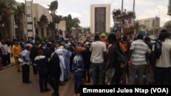 Les militants de l’opposition hors de l’hôtel devant accueillir la séance de restitution des propositions sur la réforme du système électoral à Yaoundé, le 24 novembre 2021. (VOA/Emmanuel Jules Ntap)