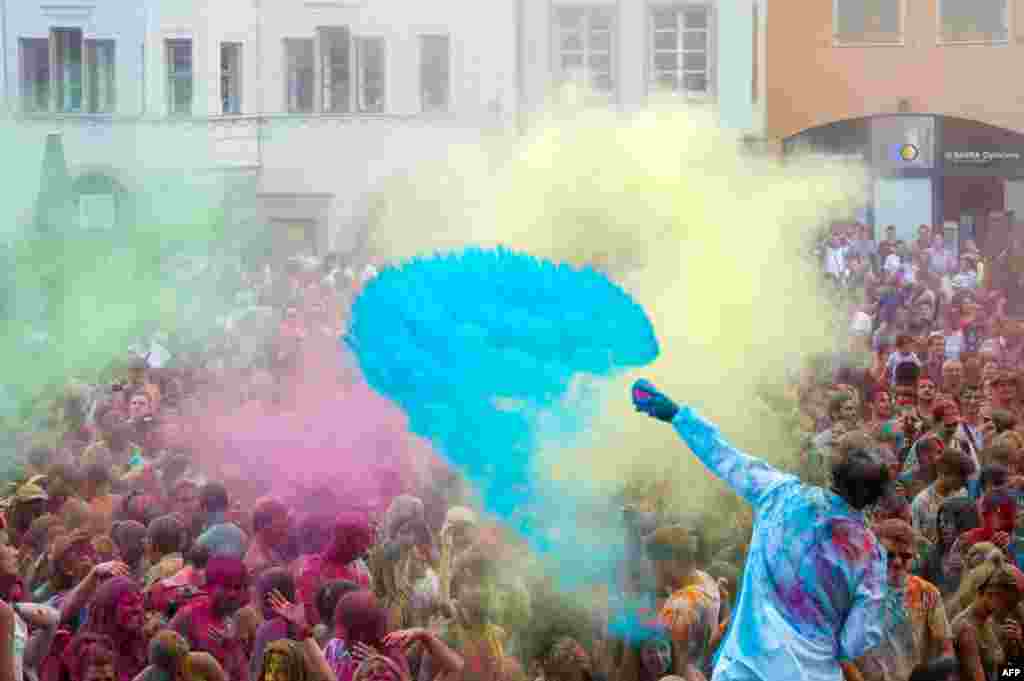 Orang-orang ikut dalam perang warna yang diselenggarakan oleh perusahaan Artonik di festival teater jalanan di Mulhouse, Perancis, 18 Juli 2015.
