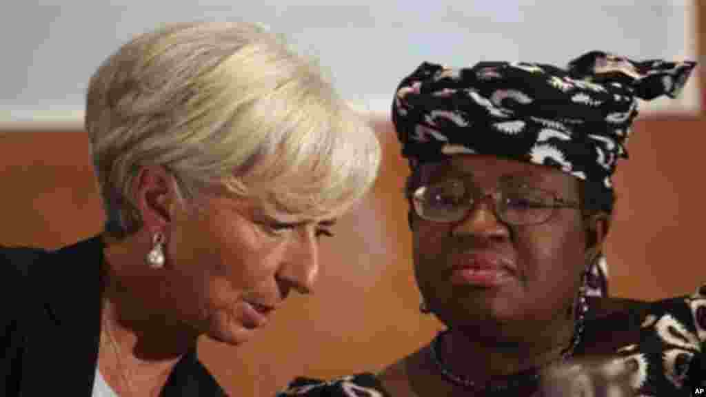 IMF Managing Director Christine Lagarde and Nigeria's Finance Minister Ngozi Okonjo-Iweala confer during roundtable meeting in Nigeria, Tuesday, Dec 20, 2011.