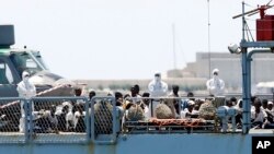 Migrants à bord de l'Aquarius à son arrivée dans le port de Valence en Espagne le 17 juin 2018.