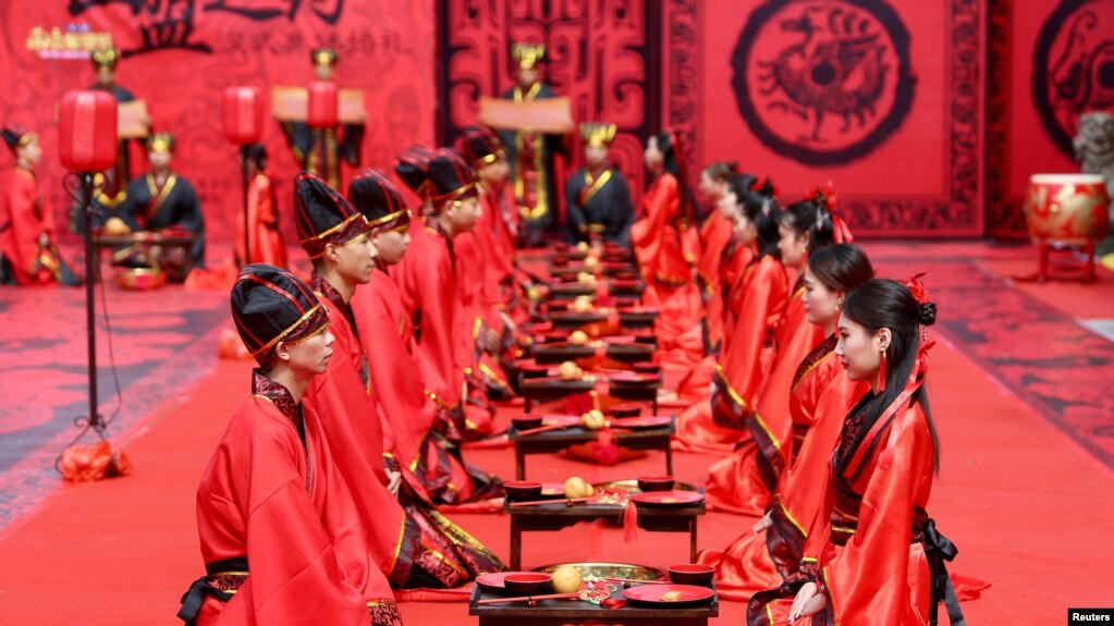 资料照片-在中国湖南省衡阳市，新人们参加传统汉代风格的集体婚礼，庆祝七夕节，也就是中国的情人节。(2017年8月28日)(photo:VOA)