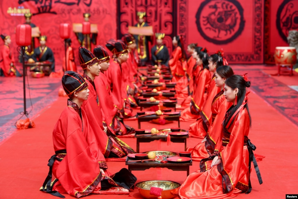 在中國情人節七夕節，中國湖南省衡陽市，情侶出席傳統漢代風情的集體婚禮（2017年8月28日）。