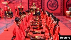 资料照片-在中国湖南省衡阳市，新人们参加传统汉代风格的集体婚礼，庆祝七夕节，也就是中国的情人节。(2017年8月28日)