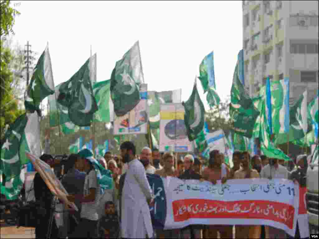 جماعت اسلامی کے کارکنان 11 مئی 2013ء کو ہونے والے عام انتخابات کے خلاف احتجاج کرتے ہوئے