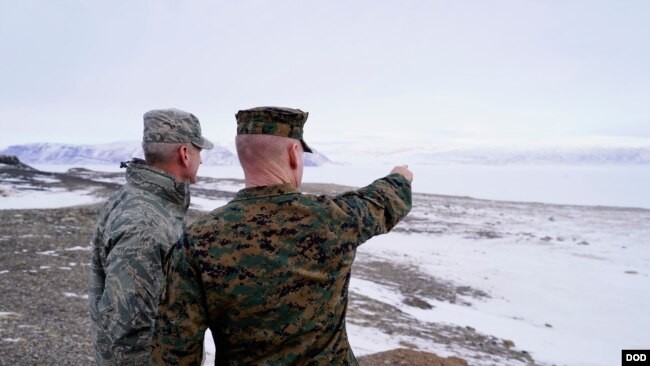 美军北方司令部司令奥肖内西上将(左）2019年4月视察格陵兰美军基地（美国国防部照片）